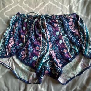 Patterned, SUPPER soft light fitting shorts.